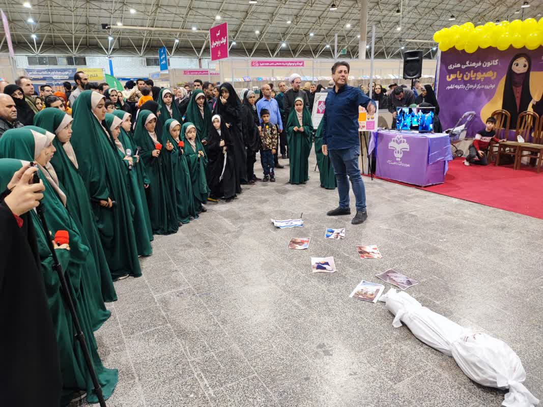 اجراي تئاتر خياباني« کودکان زيتون » و«يک هديه خوب» در غرفه ستاد کانون هاي فرهنگي هنري مساجد استان آذربايجان شرقي در نمايشگاه بين المللي کتاب تبريز