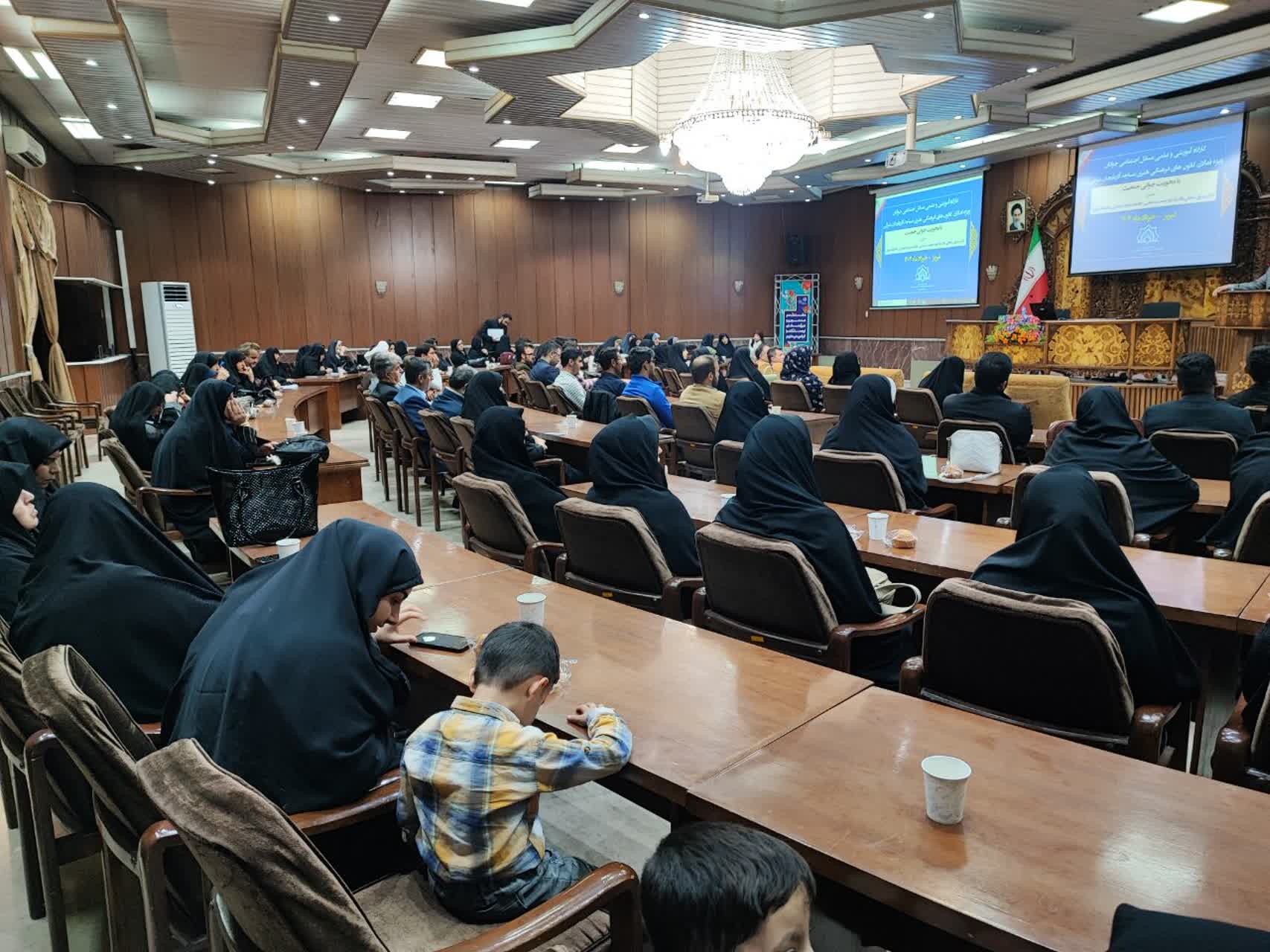 گزارش تصويري (2) از کارگاه آموزشي و علمي مسائل اجتماعي جوانان ويژه فعالان کانون هاي فرهنگي هنري مساجد استان آذربايجان شرقي با محوريت «جواني جمعيت»